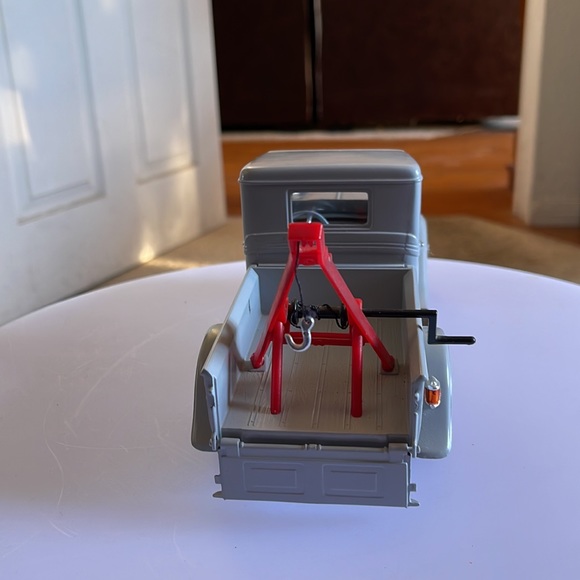 Vintage Road Legends 1/18 92257-1934 Ford Pick-up Wrecker-Grey. - Picture 9 of 13